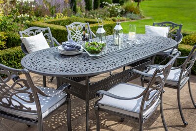 Hartman Capri 6 seat oval set with Parasol and Base - image 2