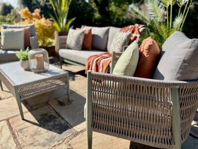 Oasis small lounge - image 2